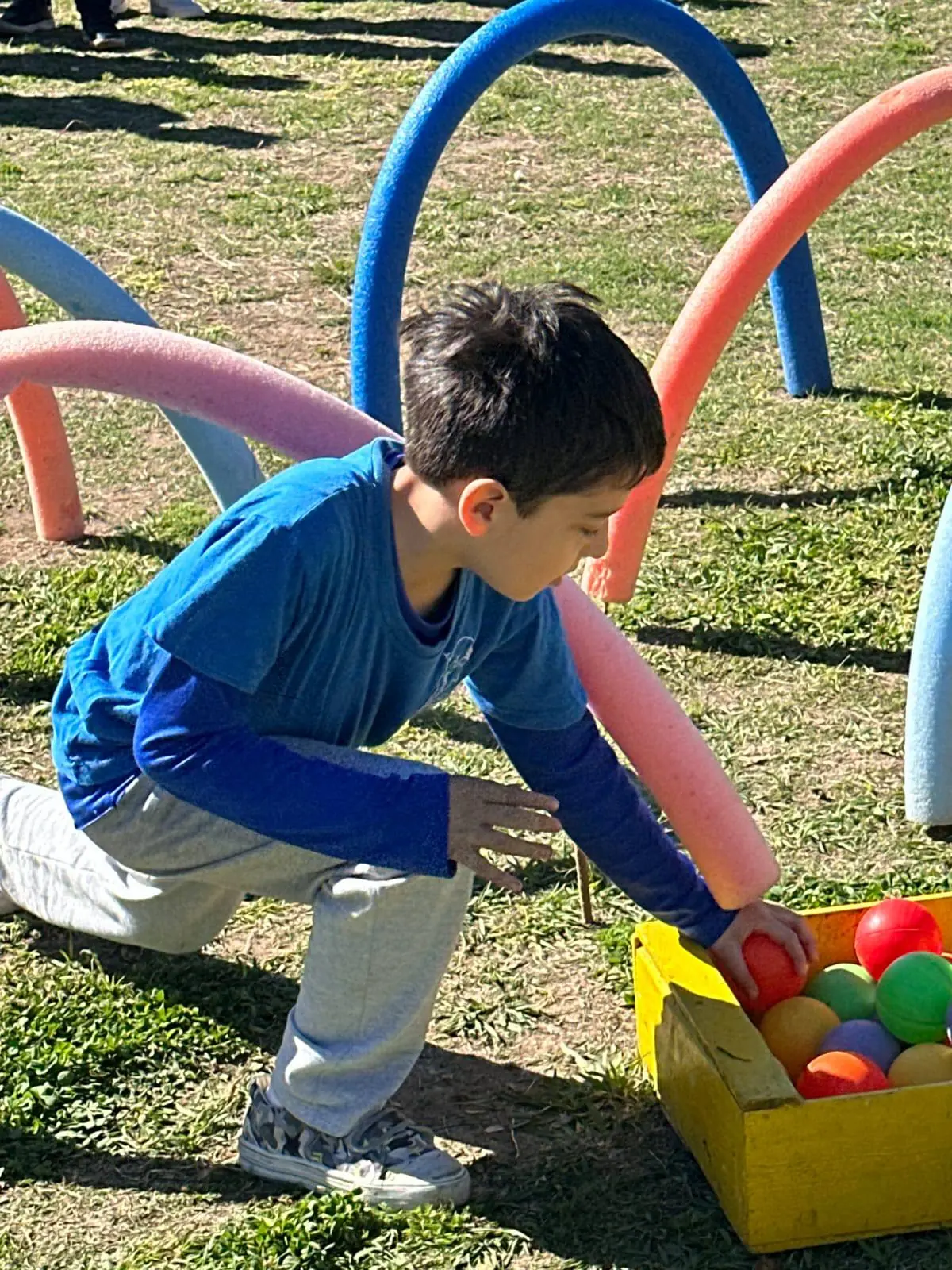 Niño realizando una actividad al aire libre