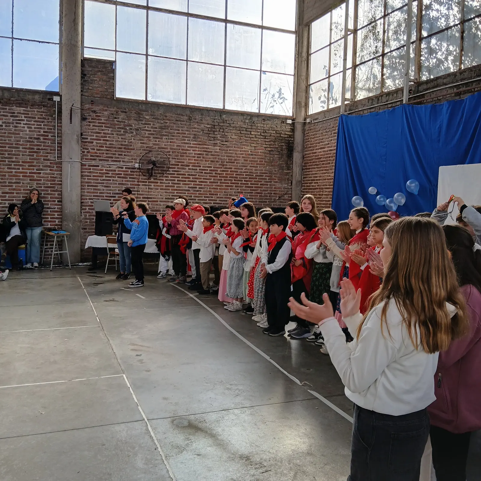 Chicos participando en una actividad escolar