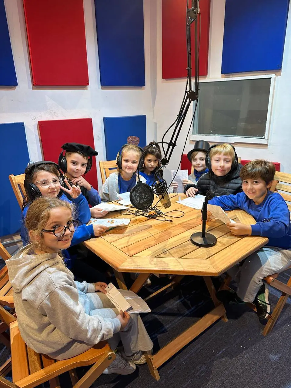 Alumnos en la radio escolar